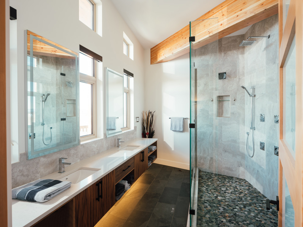 Foto på ett funkis vit en-suite badrum, med en öppen dusch, en toalettstol med hel cisternkåpa, vit kakel, vita väggar, klinkergolv i keramik, granitbänkskiva, svart golv och med dusch som är öppen