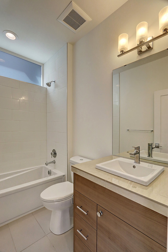 Idéer för ett mellanstort modernt en-suite badrum, med släta luckor, skåp i mellenmörkt trä, en dusch/badkar-kombination, vit kakel, vita väggar, kaklad bänkskiva, beiget golv och dusch med duschdraperi