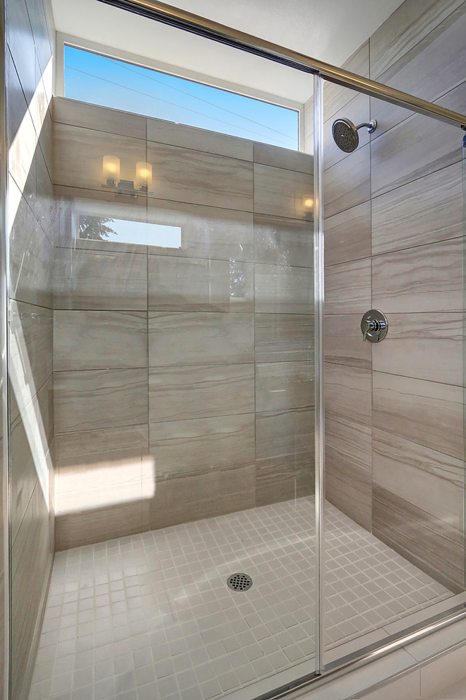 Inredning av ett modernt stort en-suite badrum, med släta luckor, skåp i mellenmörkt trä, vit kakel, vita väggar, ett undermonterad handfat, bänkskiva i kvartsit, beiget golv och dusch med gångjärnsdörr
