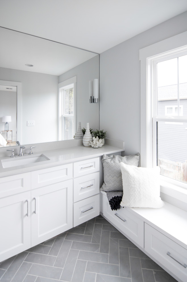 Landhausstil Badezimmer En Suite mit Schrankfronten im Shaker-Stil, weißen Schränken, Quarzwerkstein-Waschtisch und grauer Waschtischplatte in Charlotte