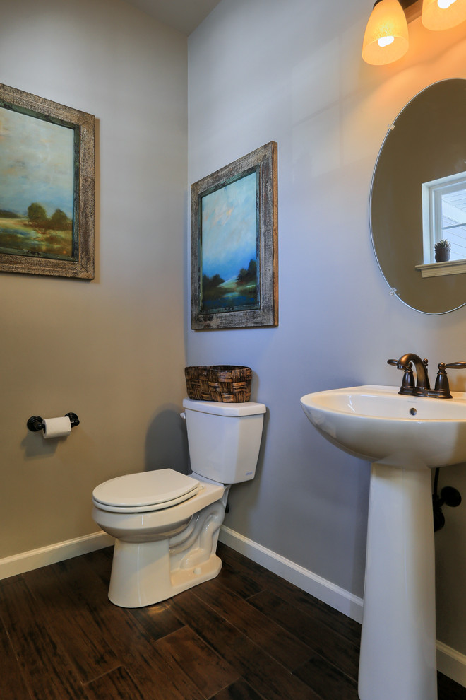 Foto di una piccola stanza da bagno con doccia classica con lavabo a colonna, WC a due pezzi, pareti beige e parquet scuro
