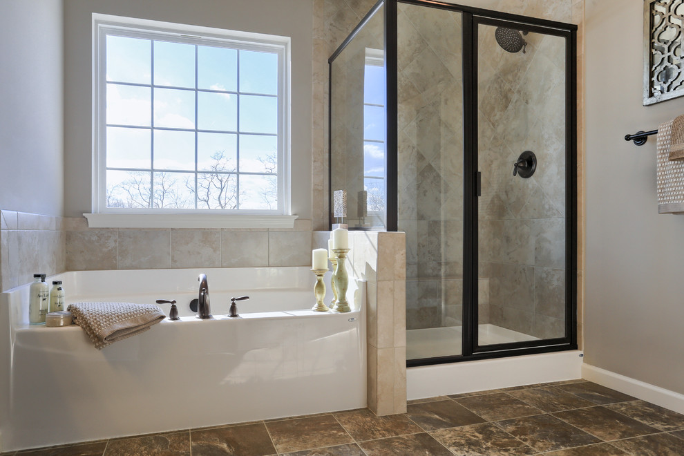 Immagine di una grande stanza da bagno padronale classica con ante in legno bruno, vasca ad angolo, doccia ad angolo, piastrelle beige, pareti beige e parquet scuro
