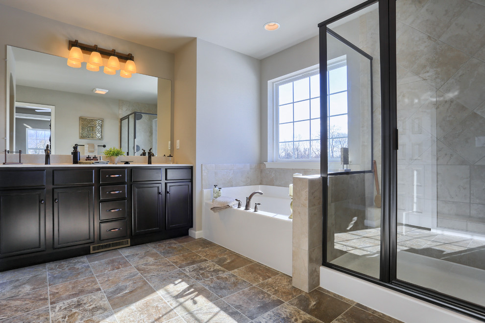 Immagine di una grande stanza da bagno padronale classica con ante in legno bruno, vasca ad angolo, doccia ad angolo, piastrelle beige, pareti beige e parquet scuro