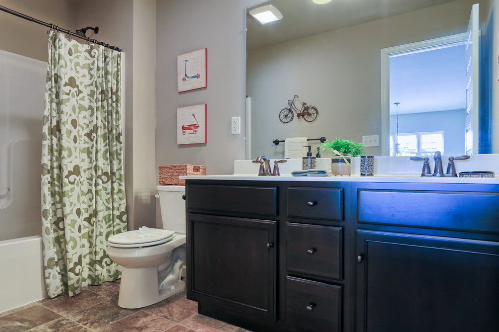 Foto di una piccola stanza da bagno con doccia chic con ante in legno bruno, vasca ad alcova, vasca/doccia, WC a due pezzi, pareti beige e parquet scuro