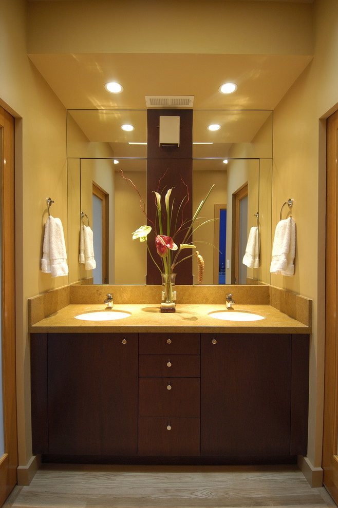 Immagine di una stanza da bagno design con lavabo sottopiano