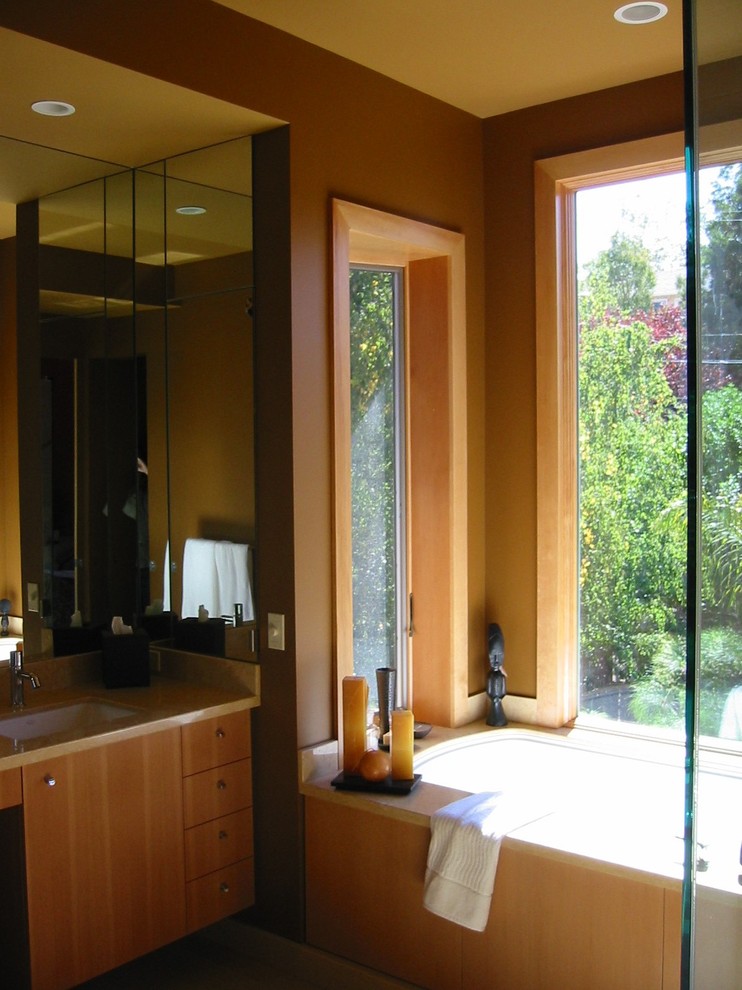Aménagement d'une salle de bain contemporaine avec une baignoire encastrée et une fenêtre.