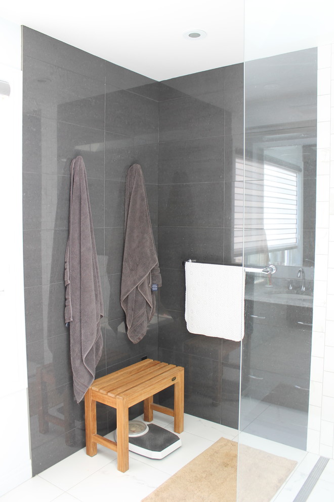 The "dryingoff" area Classique Chic Salle de Bain Toronto par Schweitzer's Plumbing