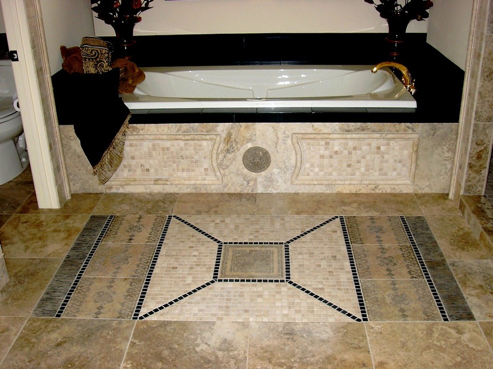 Medelhavsstil inredning av ett stort badrum, med ett platsbyggt badkar, brun kakel, stenkakel, beige väggar och travertin golv