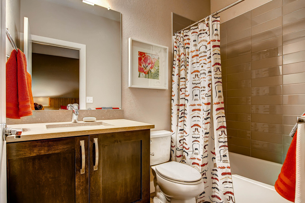 Пример оригинального дизайна: ванная комната в современном стиле с душем над ванной
