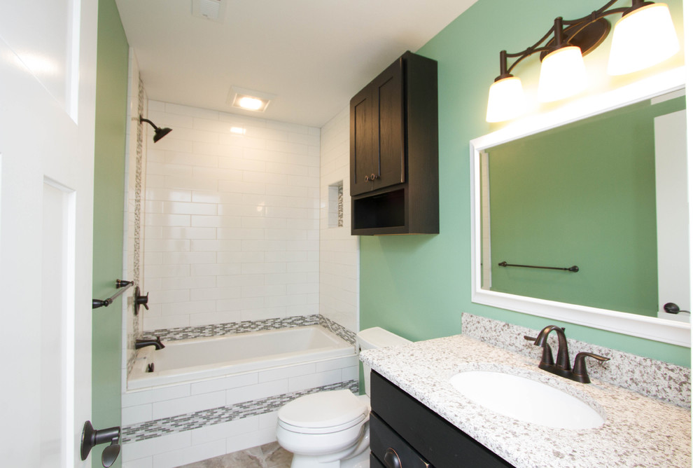 Пример оригинального дизайна: главная ванная комната среднего размера в стиле неоклассика (современная классика) с фасадами в стиле шейкер, темными деревянными фасадами, плиткой кабанчик, зелеными стенами, врезной раковиной, столешницей из кварцита, открытым душем, ванной в нише, душем над ванной и белой плиткой