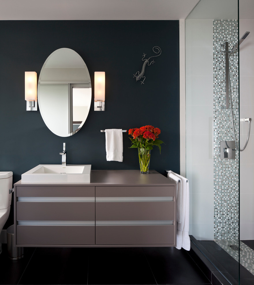 バンクーバーにあるコンテンポラリースタイルのおしゃれな浴室 (グレーのキャビネット、アルコーブ型シャワー、分離型トイレ、青い壁) の写真