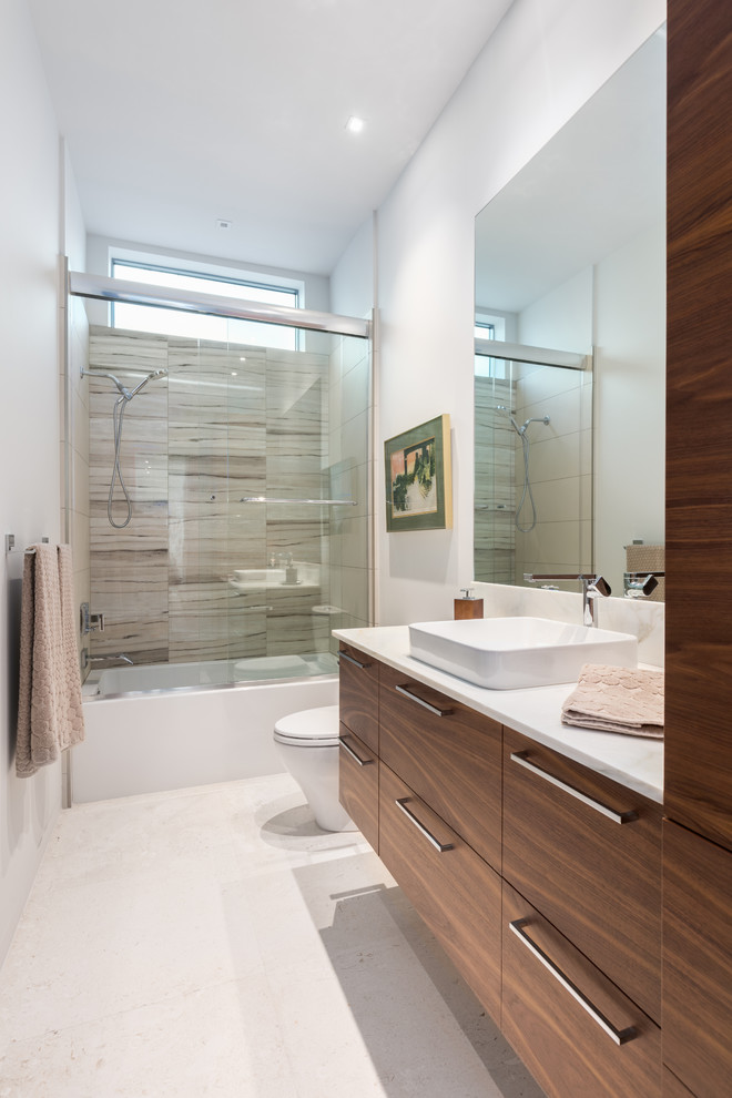 Exempel på ett mellanstort modernt badrum, med släta luckor, grå skåp, ett fristående badkar, en vägghängd toalettstol, beige kakel, porslinskakel, vita väggar, ett undermonterad handfat, marmorbänkskiva och med dusch som är öppen