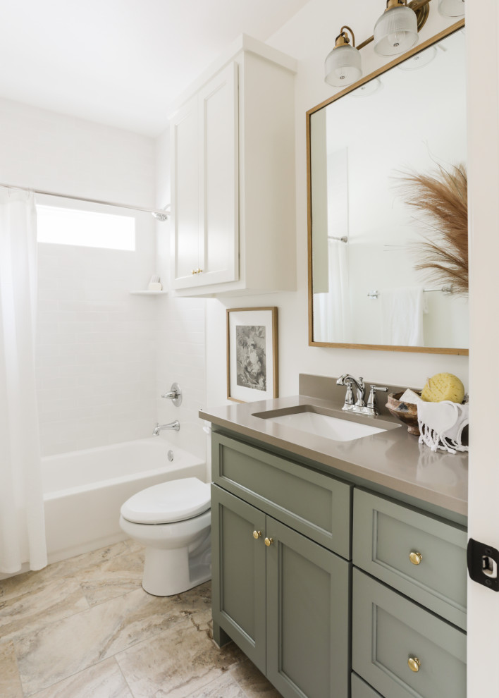 Idéer för ett mellanstort grå badrum med dusch, med gröna skåp, ett platsbyggt badkar, en dusch/badkar-kombination, en toalettstol med hel cisternkåpa, tunnelbanekakel, vita väggar, travertin golv, bänkskiva i kvarts, beiget golv och dusch med duschdraperi