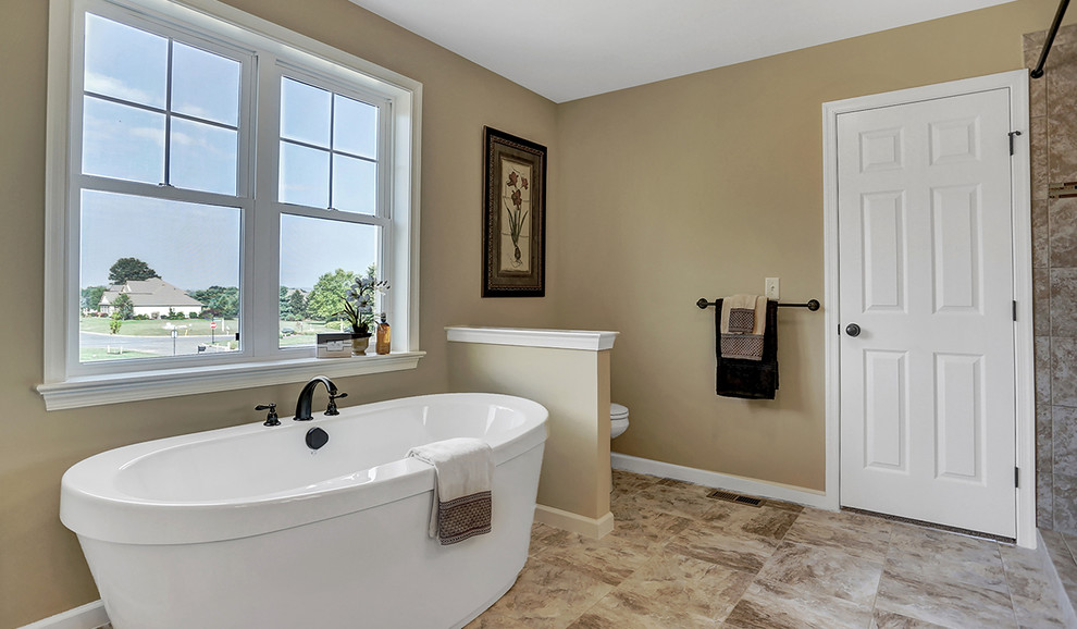 Großes Uriges Badezimmer En Suite mit freistehender Badewanne, Duschnische, beiger Wandfarbe, Keramikboden und Duschvorhang-Duschabtrennung in Sonstige