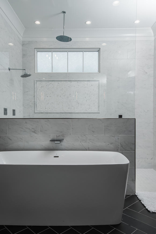 Diseño de cuarto de baño principal minimalista con bañera exenta, ducha esquinera, baldosas y/o azulejos blancos, baldosas y/o azulejos de mármol, suelo de pizarra y ducha abierta