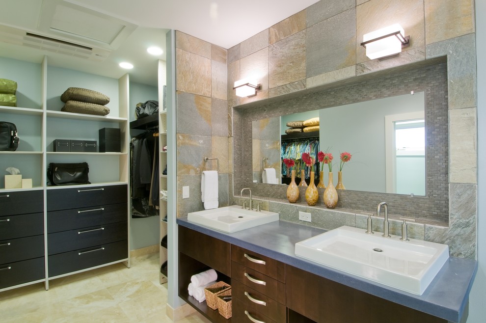 Ejemplo de cuarto de baño contemporáneo con lavabo sobreencimera, piedra y vestidor
