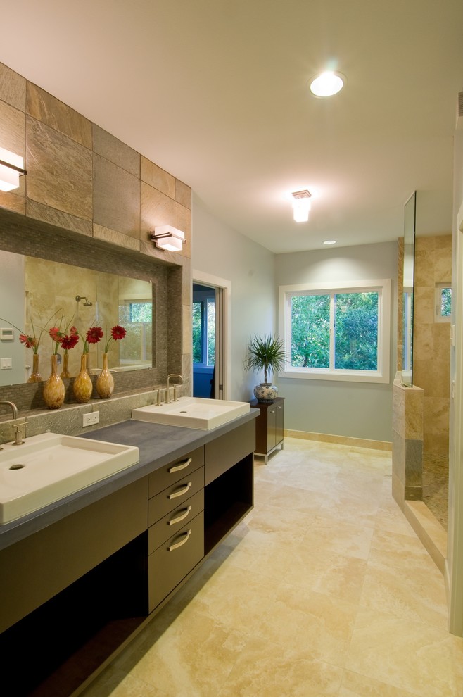 На фото: ванная комната в современном стиле с открытым душем и настольной раковиной