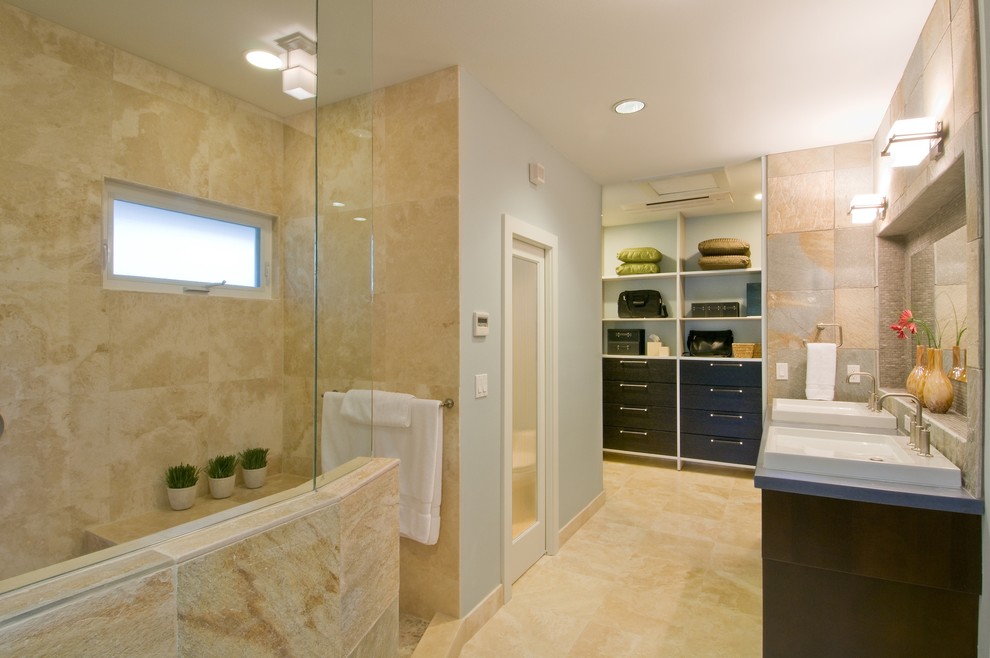 Réalisation d'une salle de bain design avec une douche ouverte, une vasque et du carrelage en travertin.