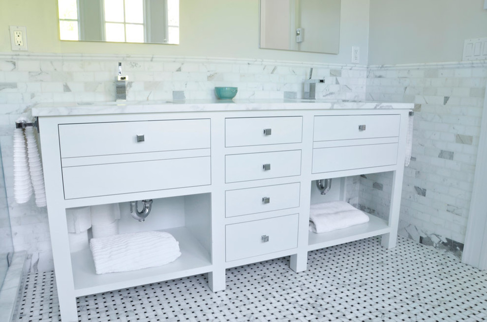 Modelo de cuarto de baño tradicional con baldosas y/o azulejos de piedra, suelo de baldosas de cerámica y encimera de granito