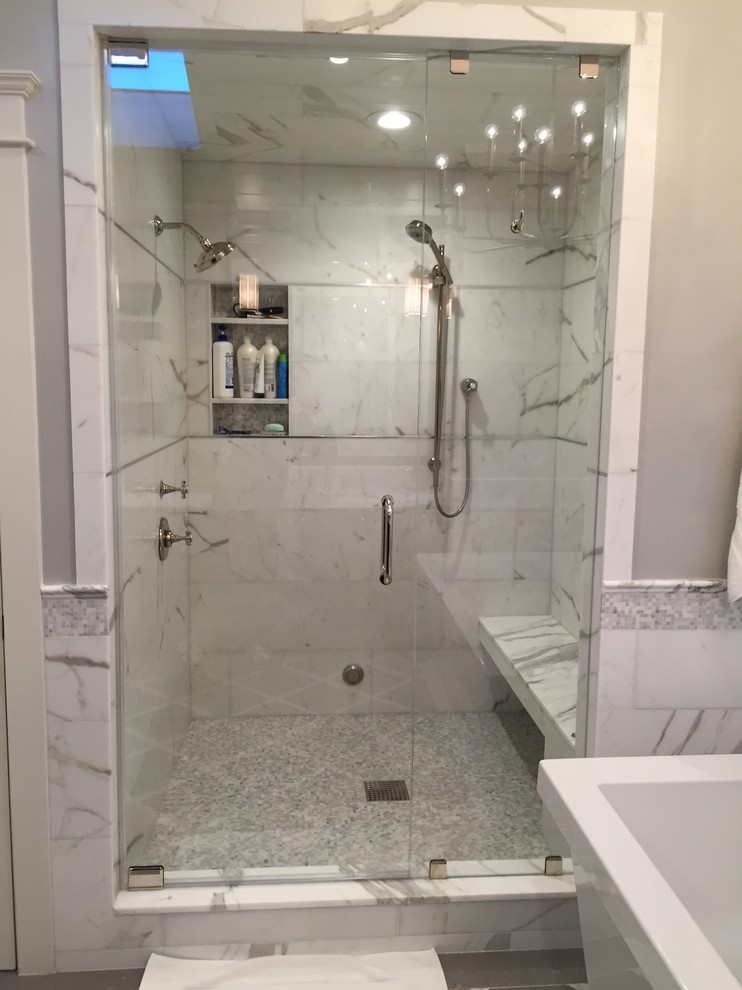 Inspiration för mellanstora klassiska en-suite badrum, med ett fristående badkar, en dusch i en alkov, vit kakel, stenkakel, grå väggar och klinkergolv i porslin