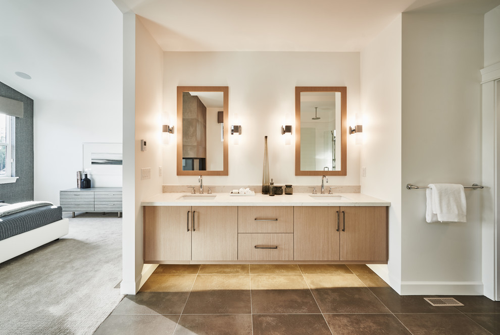 На фото: большая главная ванная комната в стиле модернизм с белыми стенами, полом из керамической плитки, врезной раковиной, светлыми деревянными фасадами и столешницей из кварцита