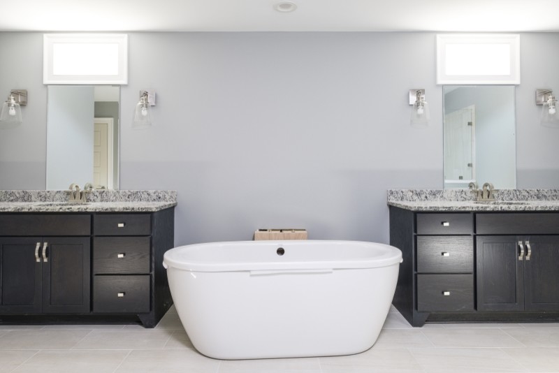Bild på ett stort vintage en-suite badrum, med skåp i shakerstil, svarta skåp, ett fristående badkar, svart och vit kakel, grå kakel, granitbänkskiva, en hörndusch, ett undermonterad handfat, grå väggar och klinkergolv i porslin