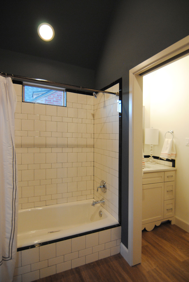 Cette image montre une grande salle de bain design avec des portes de placard blanches, une baignoire posée, un combiné douche/baignoire, WC séparés, un carrelage blanc, un carrelage métro, un mur gris, un sol en vinyl, un lavabo encastré et un plan de toilette en quartz modifié.