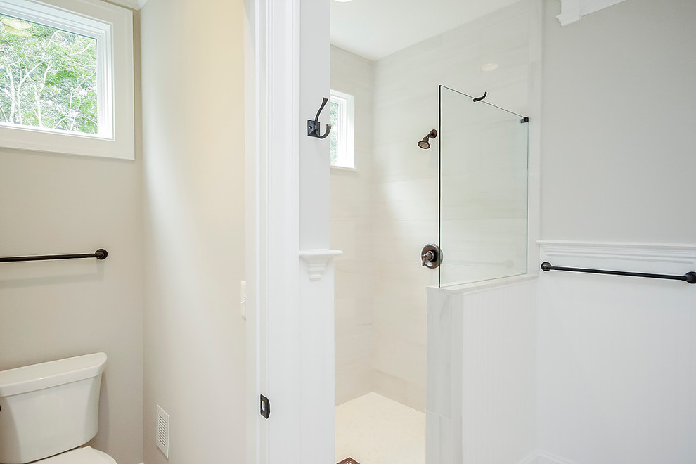 Cette image montre une salle de bain principale traditionnelle en bois foncé de taille moyenne avec un placard à porte shaker, une douche d'angle, WC séparés, un mur gris, un sol en carrelage de céramique, un lavabo encastré, un plan de toilette en granite, un sol gris et aucune cabine.