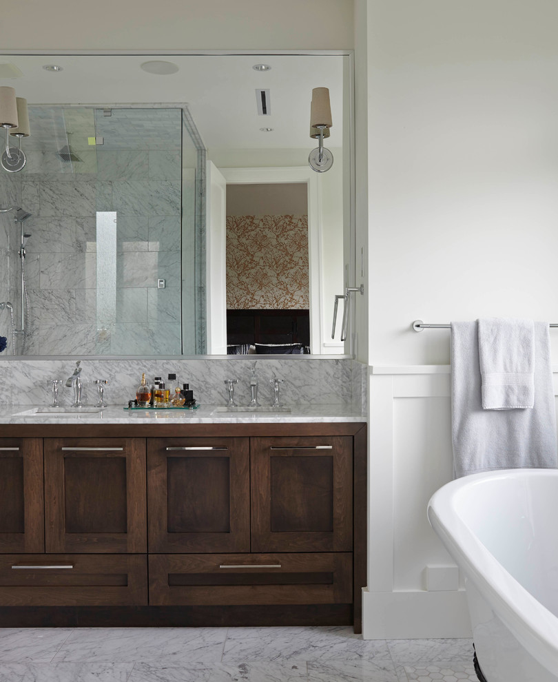 Inspiration pour une salle de bain traditionnelle en bois foncé avec un lavabo encastré, un placard à porte shaker, une baignoire sur pieds et un mur blanc.
