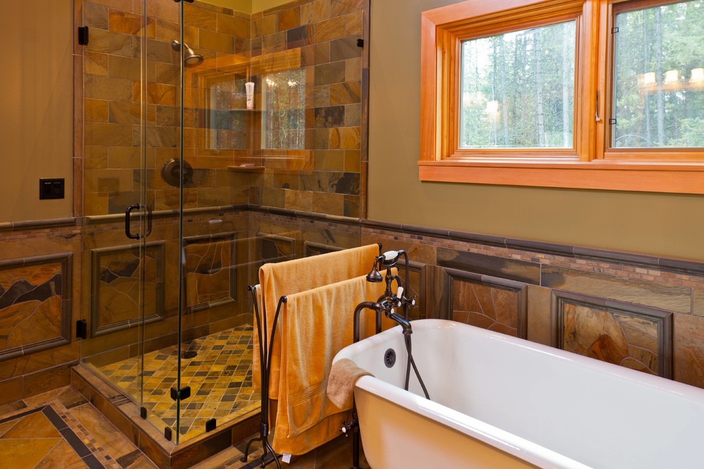 Idéer för ett stort rustikt en-suite badrum, med ett badkar med tassar, en hörndusch, grön kakel, stenkakel, bruna väggar och skiffergolv