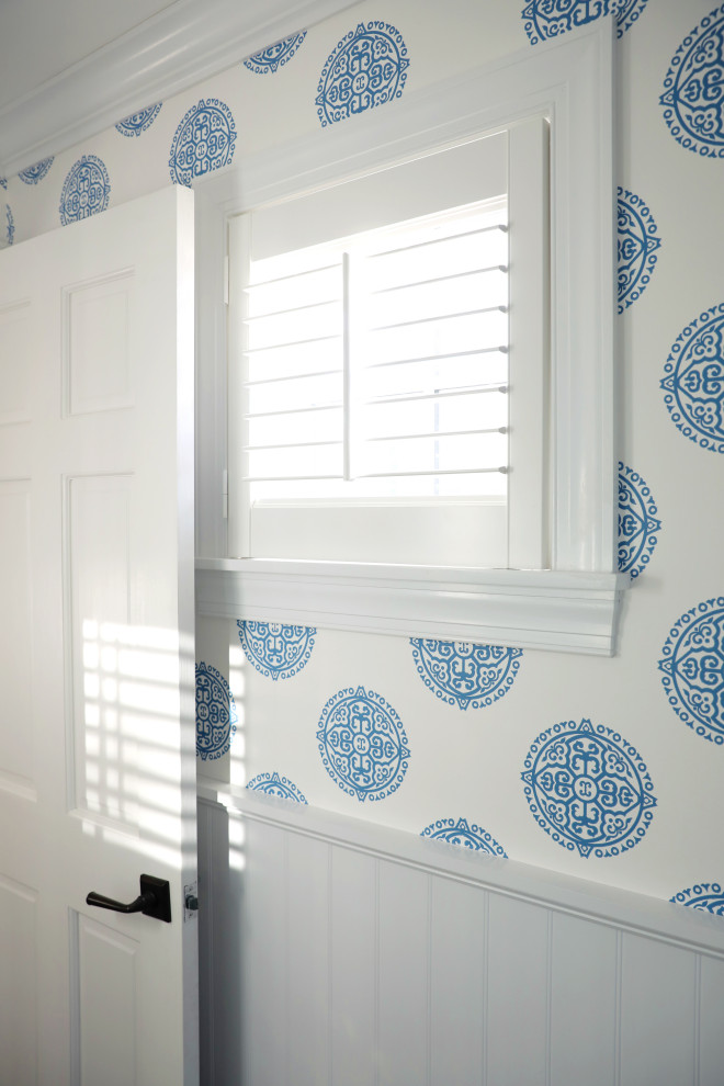 Idée de décoration pour une salle de bain champêtre avec des portes de placard blanches, une douche d'angle, un carrelage gris, un mur bleu, un sol en carrelage imitation parquet, un sol gris, une cabine de douche à porte battante, meuble simple vasque et du papier peint.