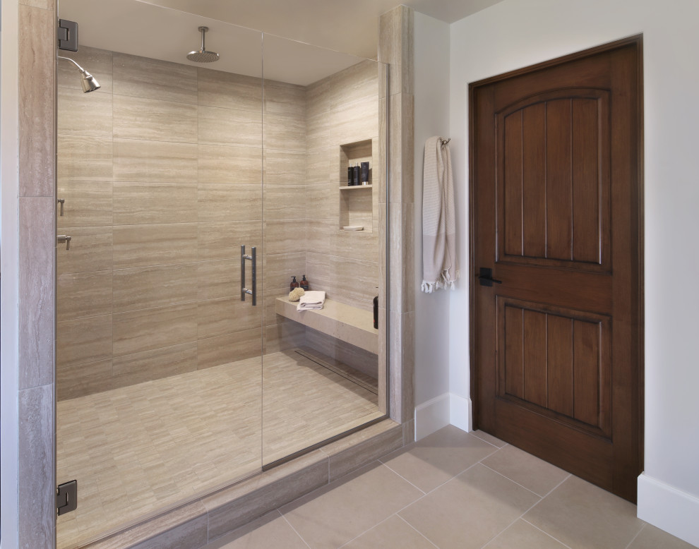 Foto di una grande stanza da bagno padronale tradizionale con doccia aperta e porta doccia a battente