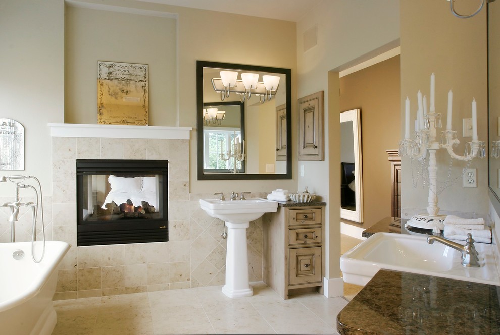 Foto de cuarto de baño principal moderno con armarios tipo mueble, puertas de armario beige, bañera exenta, suelo de baldosas de cerámica, lavabo con pedestal y suelo beige