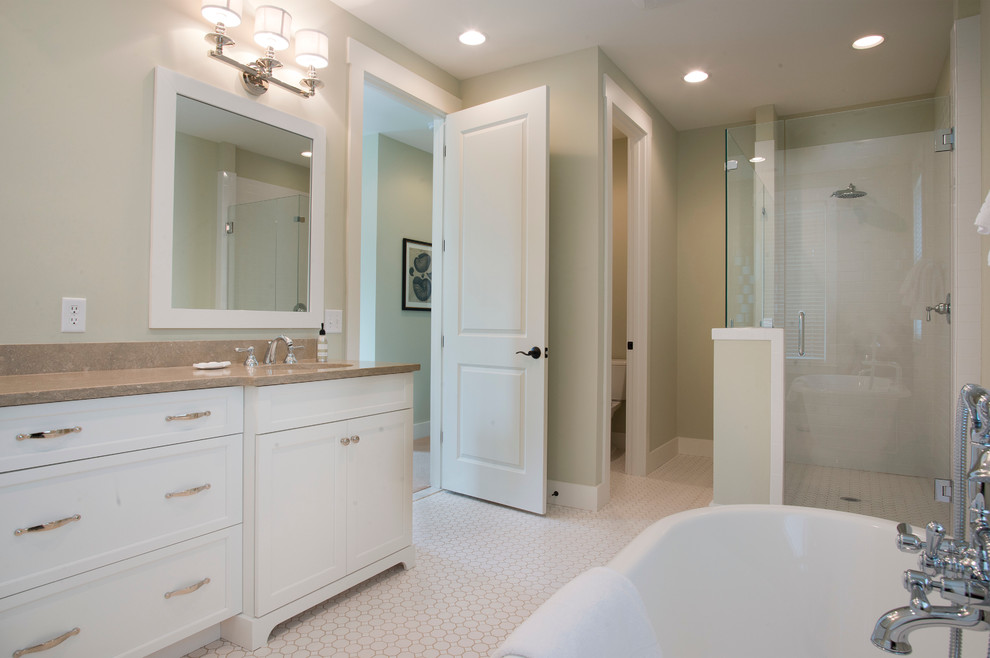 Пример оригинального дизайна: большая главная ванная комната в классическом стиле с фасадами в стиле шейкер, белыми фасадами, отдельно стоящей ванной, угловым душем, раздельным унитазом, белой плиткой, плиткой кабанчик, зелеными стенами, полом из керамогранита, врезной раковиной, столешницей из гранита, белым полом и душем с распашными дверями