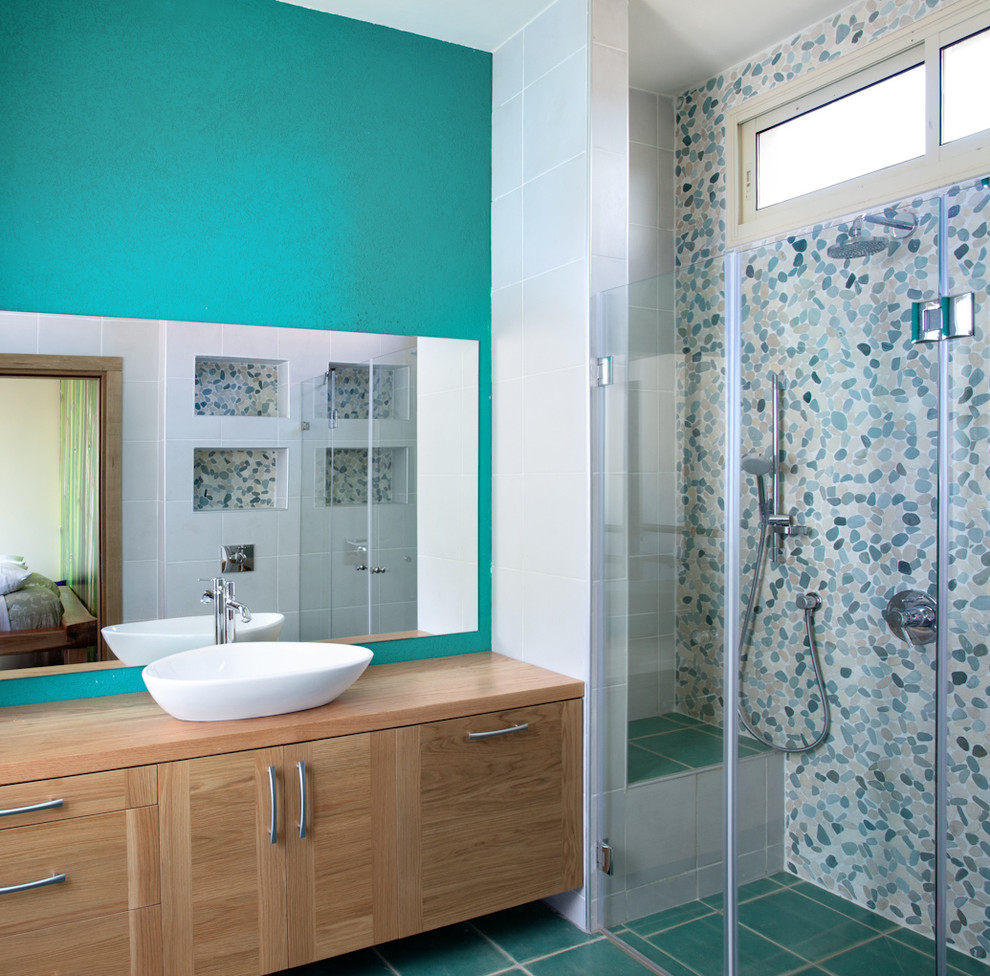 メキシコシティにあるコンテンポラリースタイルのおしゃれな浴室 (ベッセル式洗面器、ターコイズの床) の写真