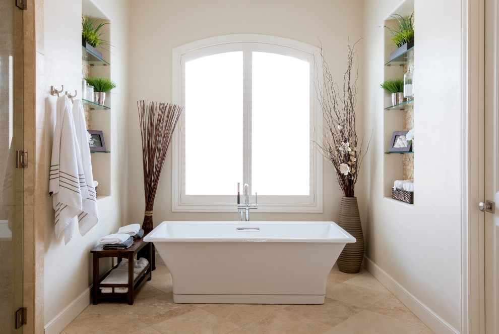 Immagine di una grande stanza da bagno padronale classica con vasca freestanding, pareti beige e pavimento beige