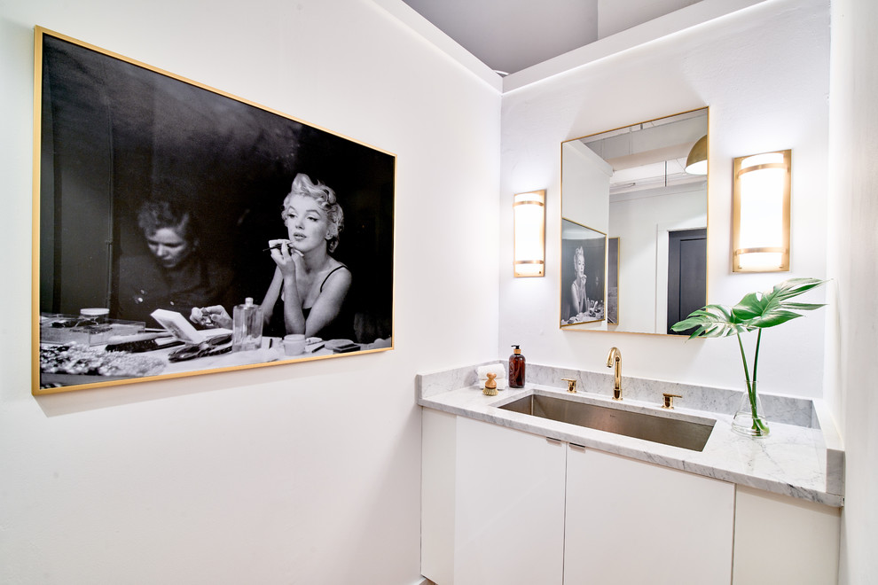 Пример оригинального дизайна: главная ванная комната среднего размера в скандинавском стиле с плоскими фасадами, белыми фасадами, белой плиткой, плиткой кабанчик, белыми стенами, полом из керамической плитки, врезной раковиной, столешницей из искусственного кварца, белым полом и белой столешницей
