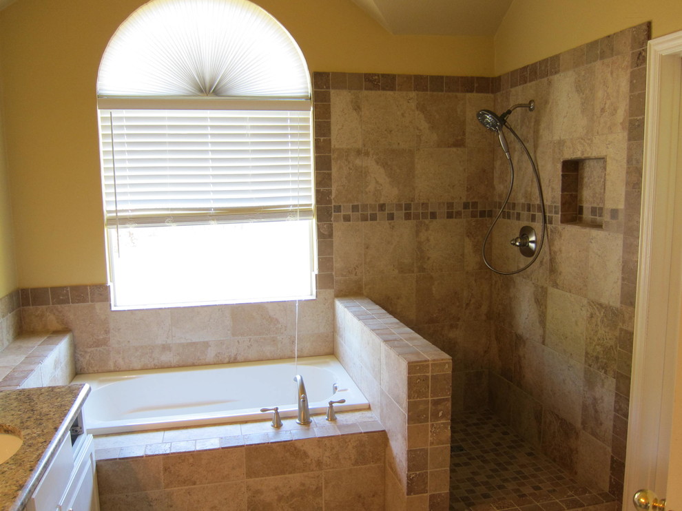 Example of a classic bathroom design in Dallas