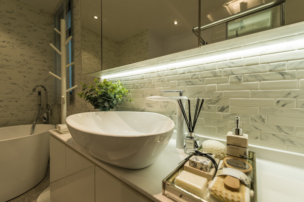 Design ideas for a contemporary bathroom in Singapore.
