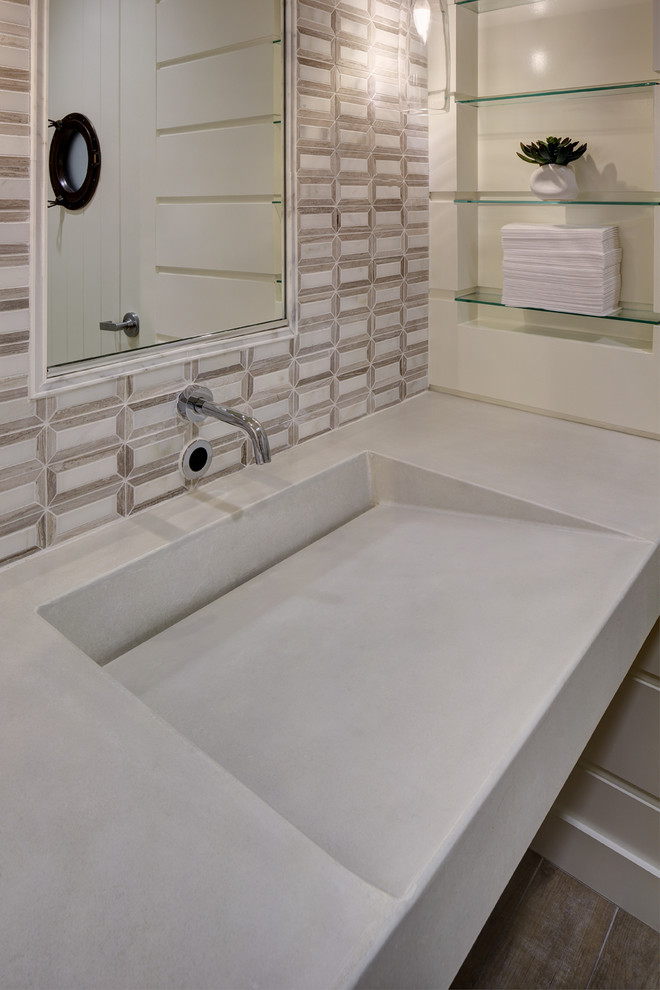 Foto de cuarto de baño costero con paredes blancas y suelo de madera clara