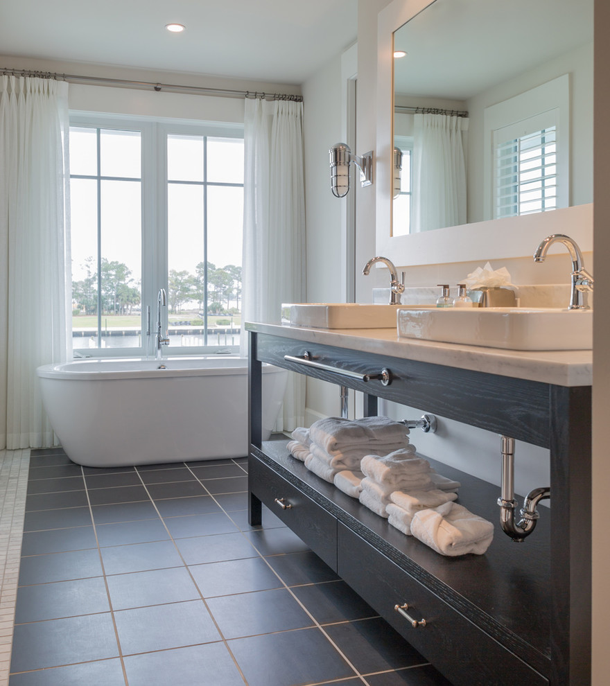 マイアミにあるトランジショナルスタイルのおしゃれな浴室 (オーバーカウンターシンク、フラットパネル扉のキャビネット、濃色木目調キャビネット) の写真