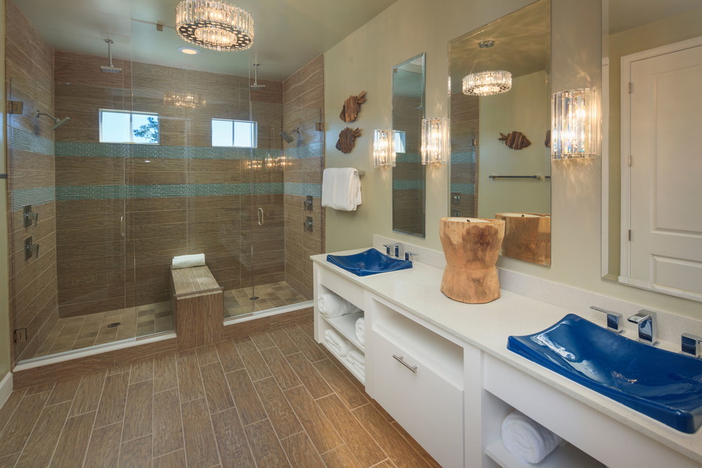 На фото: ванная комната в морском стиле с душем с распашными дверями