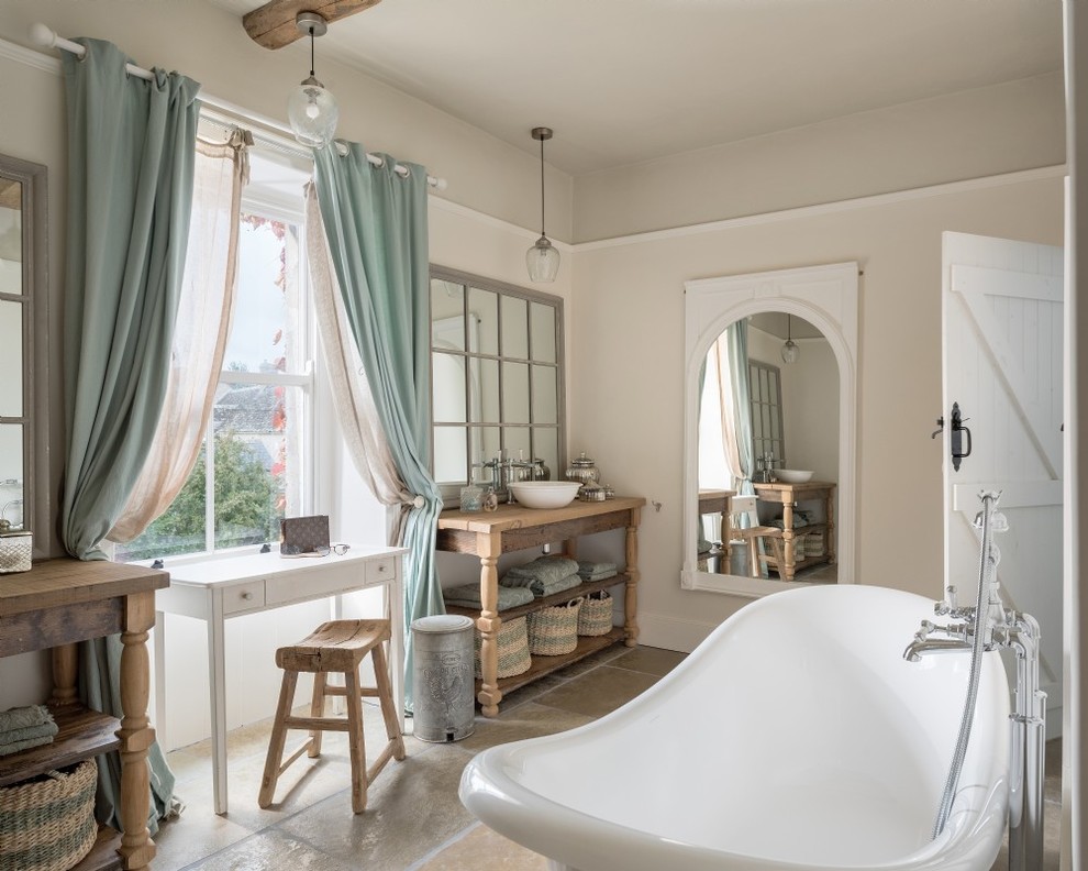 Exempel på ett shabby chic-inspirerat brun brunt badrum, med öppna hyllor, ett fristående badkar, beige väggar, ett fristående handfat, träbänkskiva och brunt golv
