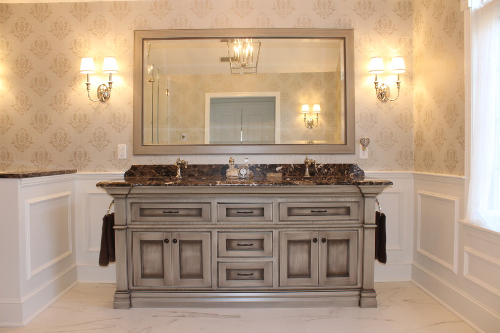 Foto di un'ampia stanza da bagno padronale chic con ante a filo, ante grigie, WC a due pezzi, piastrelle bianche, pareti multicolore, pavimento in marmo, lavabo sottopiano e top in marmo