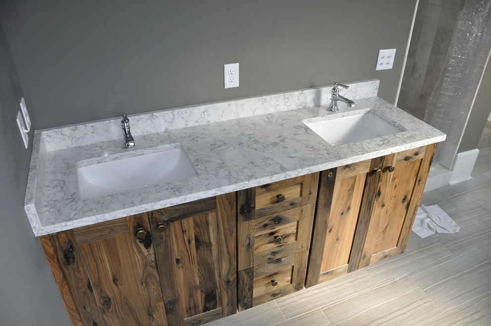 Imagen de cuarto de baño tradicional renovado con lavabo bajoencimera y encimera de cuarzo compacto