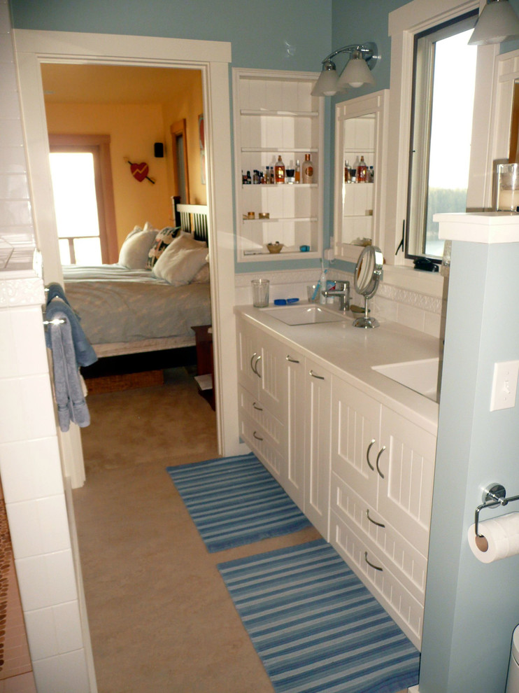 Idee per una stanza da bagno classica con ante a filo, ante bianche, piastrelle bianche e pavimento in linoleum