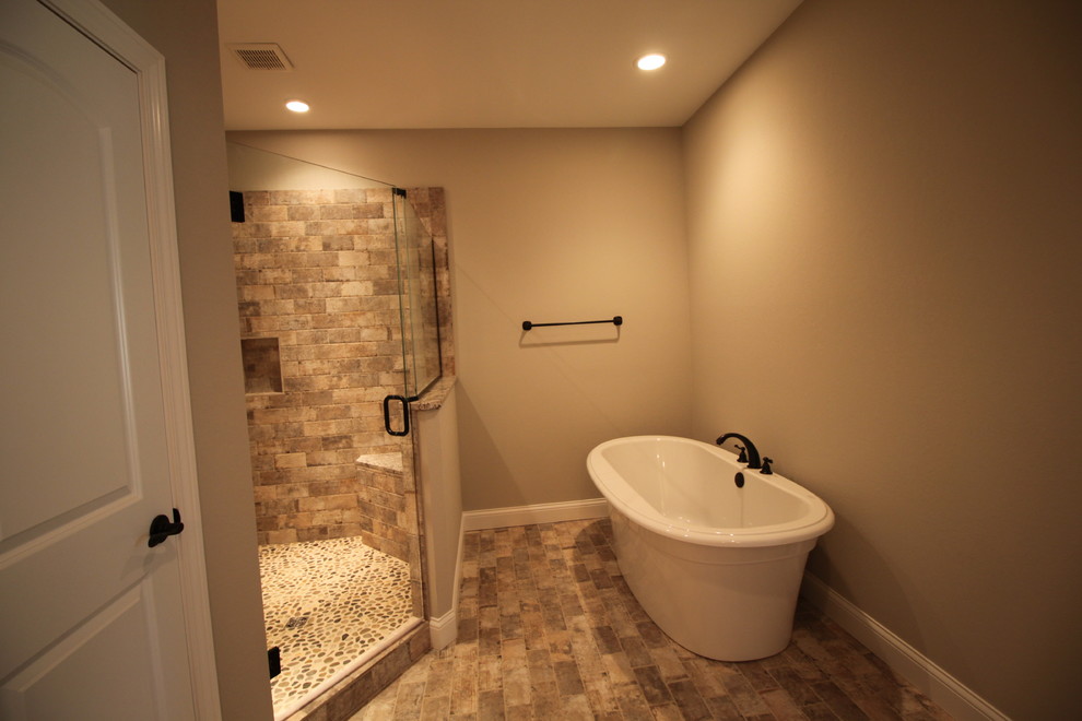 Пример оригинального дизайна: большая ванная комната в стиле неоклассика (современная классика) с отдельно стоящей ванной, разноцветной плиткой, галечной плиткой и бежевыми стенами