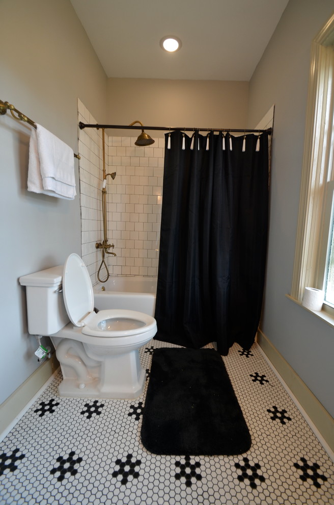 Immagine di una stanza da bagno per bambini tradizionale con vasca ad angolo, vasca/doccia, pistrelle in bianco e nero, piastrelle in ceramica e pavimento con piastrelle in ceramica
