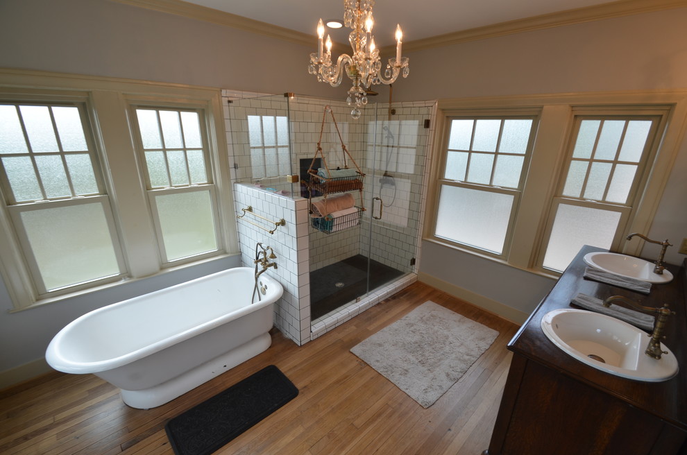 Exempel på ett eklektiskt en-suite badrum, med ett badkar med tassar, en hörndusch, svart och vit kakel, keramikplattor, ljust trägolv och ett nedsänkt handfat