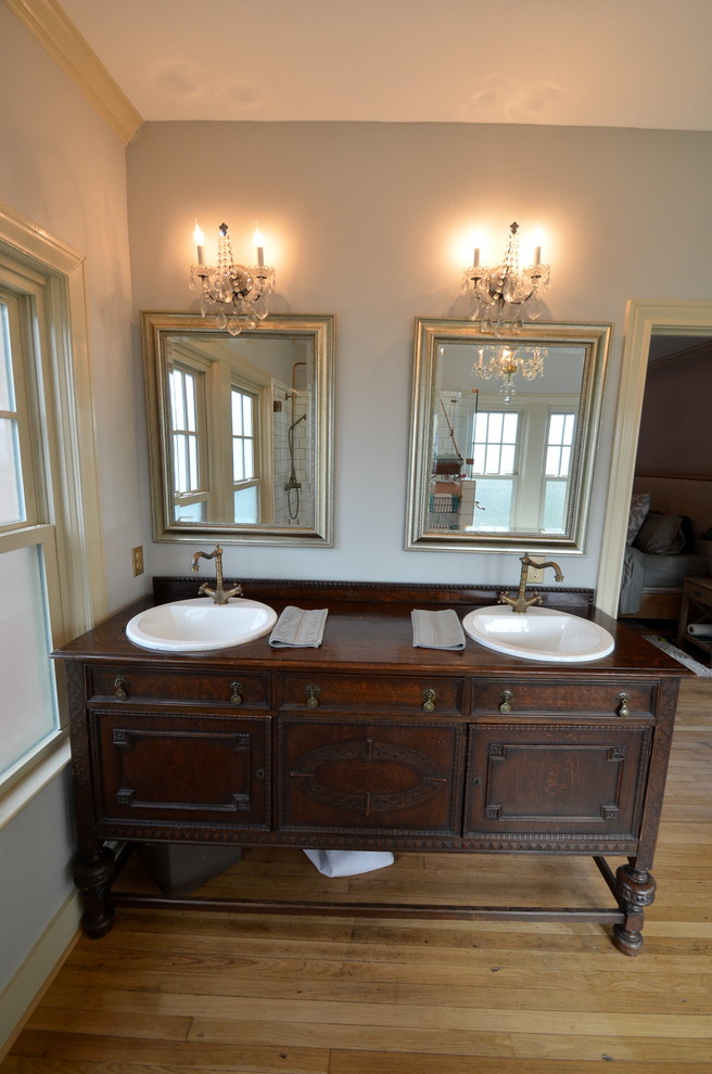 Пример оригинального дизайна: главная ванная комната в викторианском стиле с ванной на ножках, угловым душем, черно-белой плиткой, керамической плиткой, светлым паркетным полом и накладной раковиной